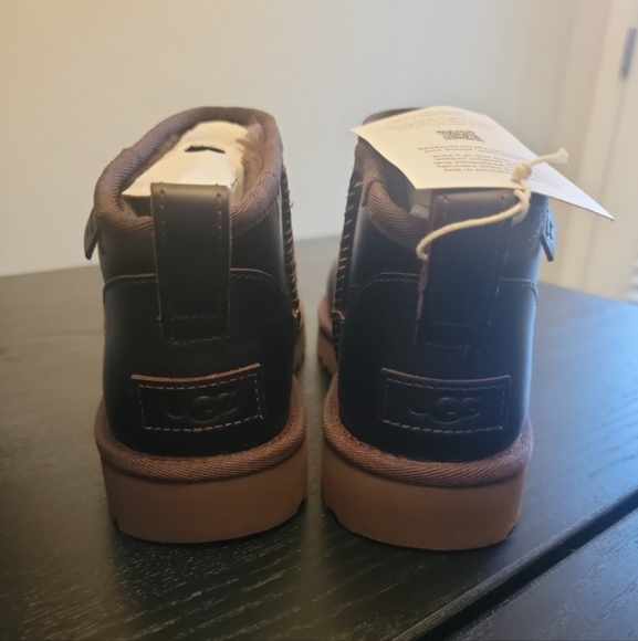 NWT UGG Leather Regenerate Booties. Size 6 - Picture 5 of 7